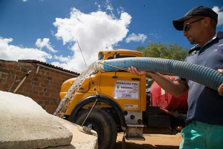 Caminhão pipa abastecendo cisterna em comunidade rural de Quixaba-PE